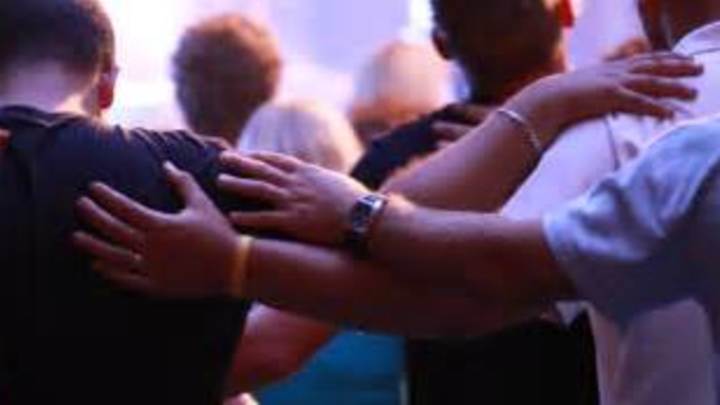 Medium men pray