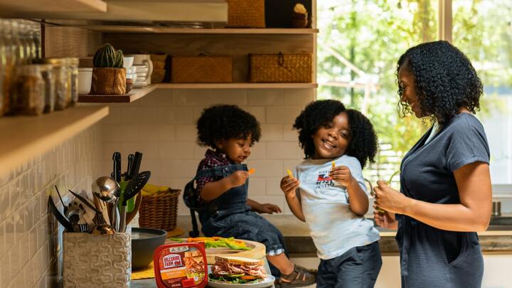 Logo for Moms & Tots