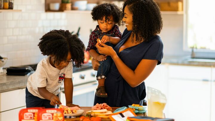 Logo for Moms & Tots