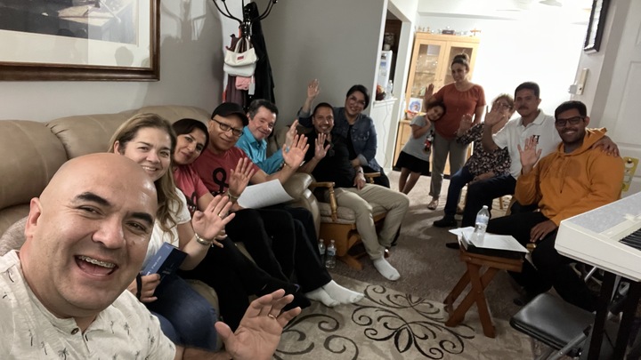 Logo for Español Grupo Pequeño - Fox Lake - Cesar y Silvia Velázquez