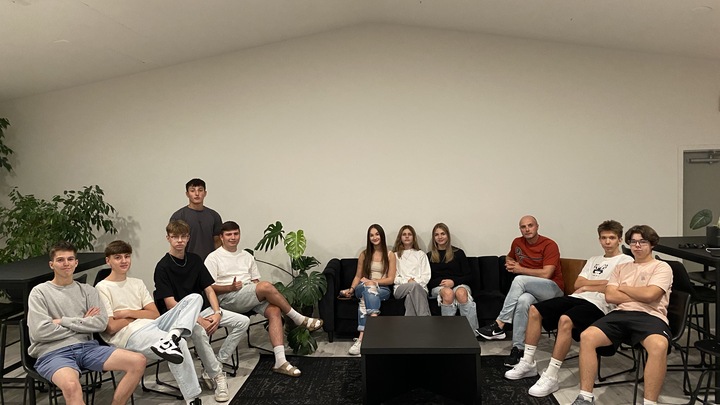 Logo for Young Adults 15-19 (RU) - Roseville