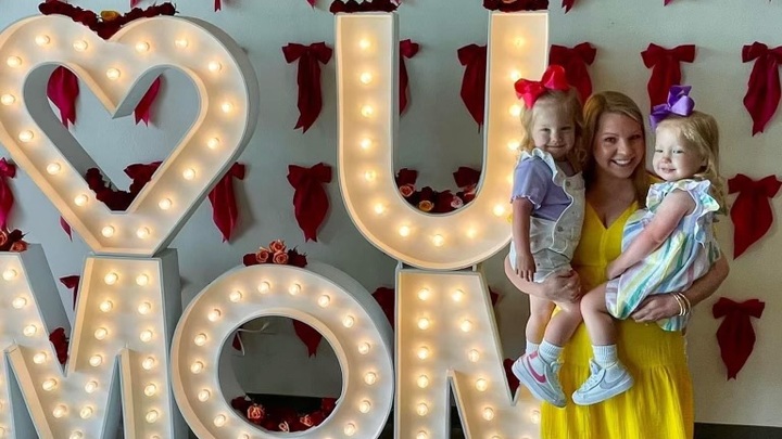 Logo for Mom's Play Group