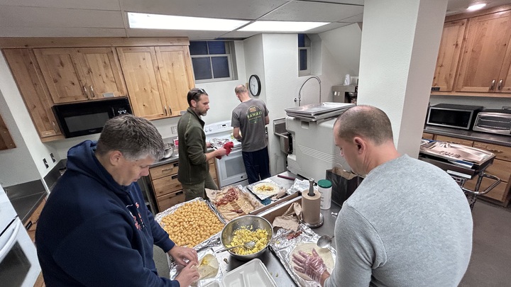 Logo for Feeding 5,000 (800/5,000)