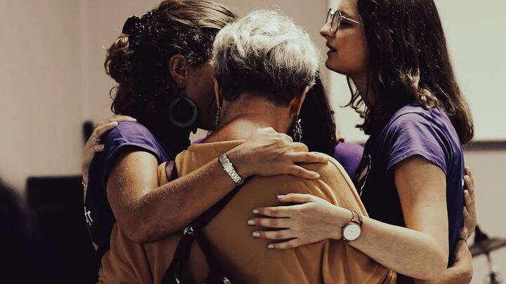 Logo for Mensualmente | En Persona I Mujeres En Oración | Amayrani Montoya & Hilda Buitrago