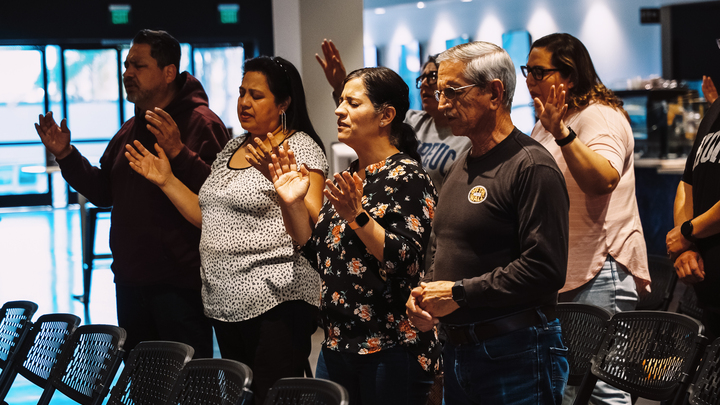 Logo for Espanol - Grupo de Comunidad - Carlos y Debbie Martinez