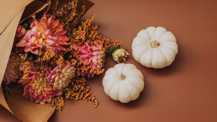 Logo for 3.0 En Persona | Para Mujeres | Arreglos Florales | Reina Fuentes & Martha Zamorano | Miércoles