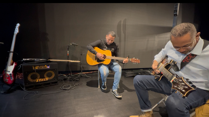 Logo for Alaba A Dios!