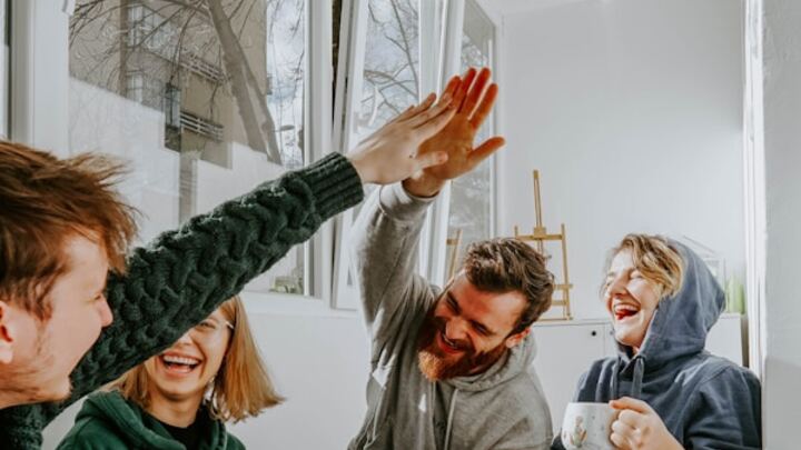 Logo for Sunday Night Hangs