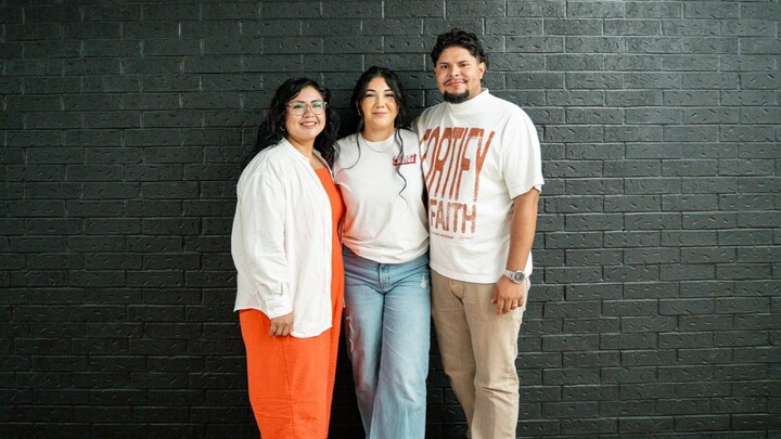 Logo for Conexi贸n En El Camino | Yesenia + Jaqueline + Oscar