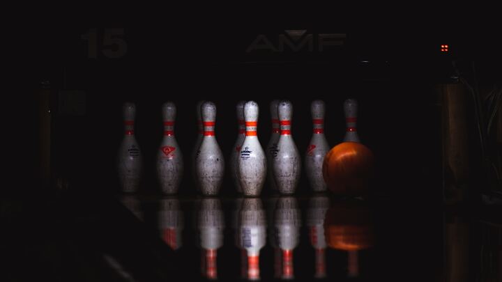 Logo for Noche de Bowling