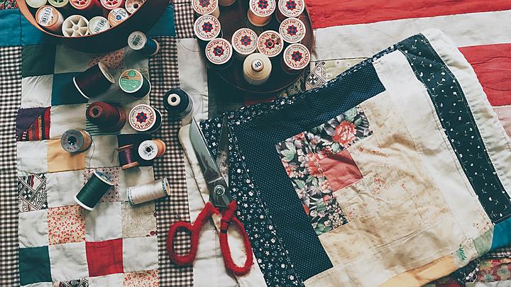 Logo for Quilting With Friends