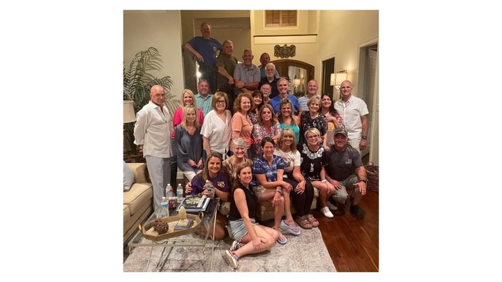 Logo for The Empty Nesters ⏪